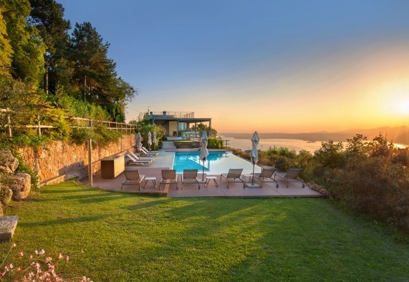 Vista della Villa e della piscina al tramonto - Villa Gemmma