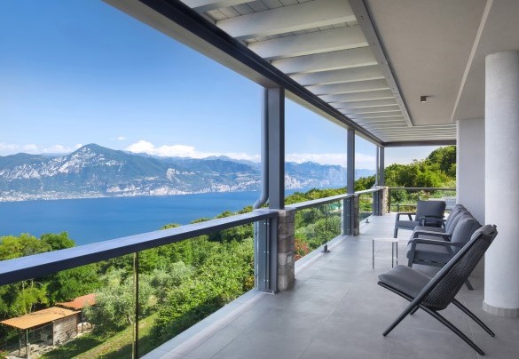 Balcone con comodi salottini fronte lago - Villa Gemmma