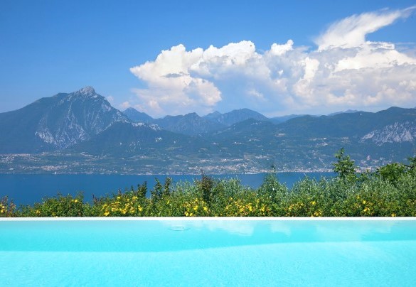 Dalla piscina si gode di una bella vista lago - Villa Gemmma