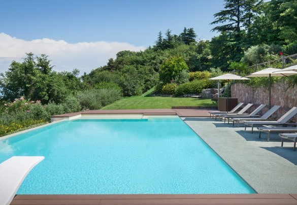 Piscina con lettini ed ombrelloni - Villa Gemmma