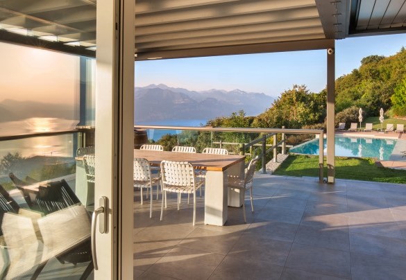 Accesso diretto dalla cucina alla terrazza attrezzata - Villa Gemmma