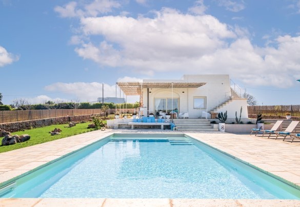 The magnificent swimming pool measures 10 x 4 and has a depth of 1.40 m – Villa Gialonia
