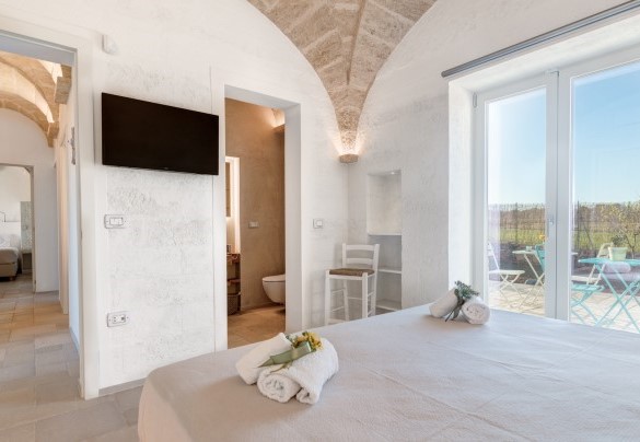 Double bedroom with ensuite bathroom and exit to the equipped terrace - Villa Gialonia