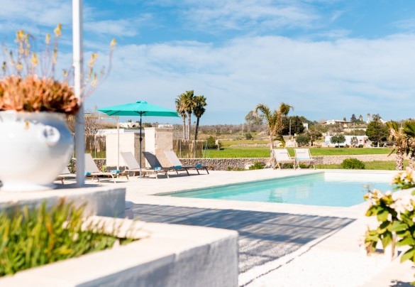 Pool with solarium area – Villa Gialonia