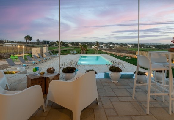 Aperitif time on the terrace overlooking the pool – Villa Gialonia