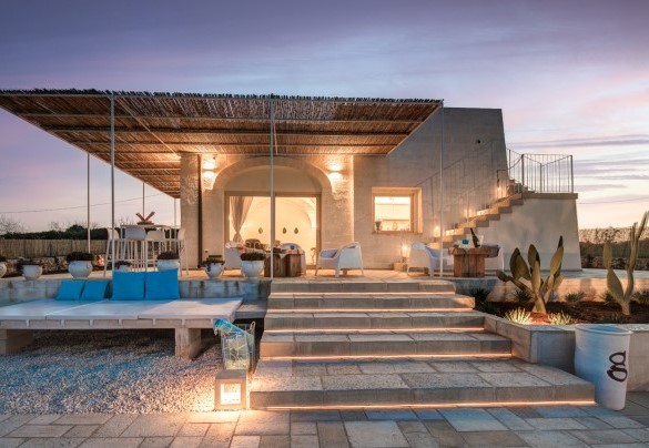 House entrance seen from the swimming pool illuminated in the evening – Villa Gialonia