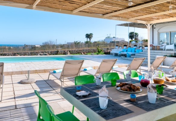 Equipped area of the patio in front of the pool – Villa Gialonia