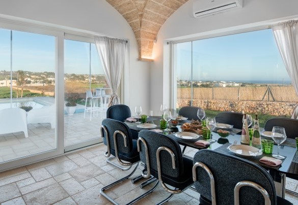 Dining area with large windows - Villa Gialonia