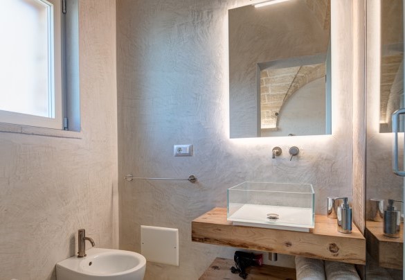 Bathroom with shower, en-suite of double bedroom sea side - Villa Gialonia