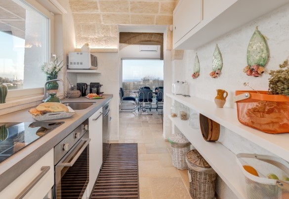 View of the dining room from the kitchen - Villa Gialonia
