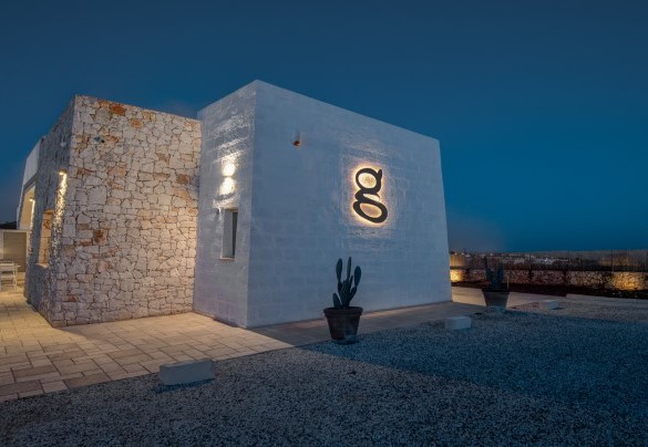 The entrance facade of the villa illuminated in the evening – Villa Gialonia