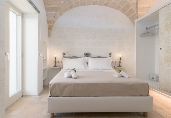 Double bedroom with ensuite bathroom and exit to the equipped terrace - Villa Gialonia