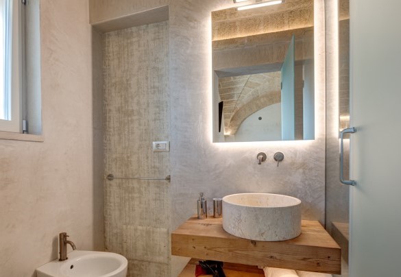 Bathroom with shower, en-suite of double bedroom garden side - Villa Gialonia