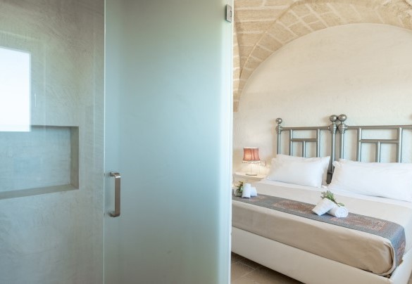 Bed with modern headboard of one of the double bedrooms - Villa Gialonia