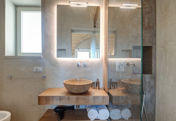 Bathroom with shower, en-suite of master double bedroom  - Villa Gialonia