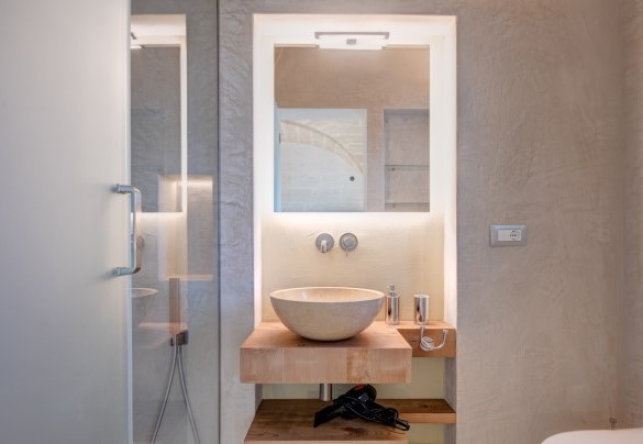 Bathroom with shower, en-suite of one of the 4 double bedrooms - Villa Gialonia