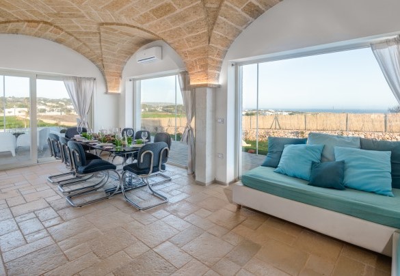 Living area with large windows  - Villa Gialonia
