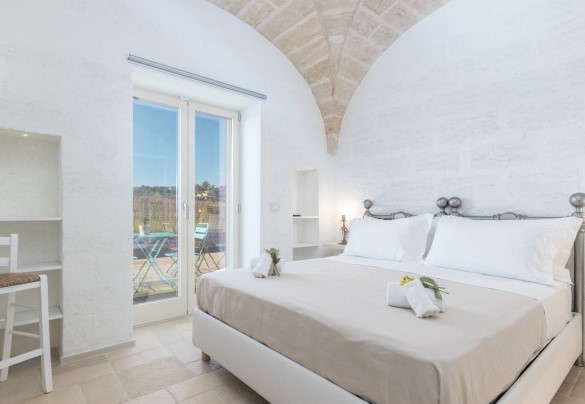 Double bedroom with ensuite bathroom and exit to the equipped terrace - Villa Gialonia