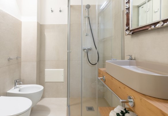 Shower and large sink in one of the en-suite bathrooms of the villa - Villa Gialonia