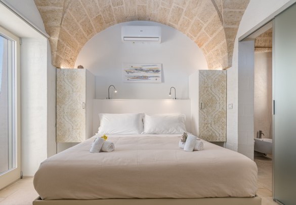Master double bedroom with ensuite bathroom - Villa Gialonia