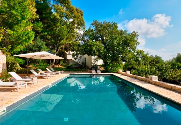La piscina rettangolare misura 6x12 ed ha una profondità tra 0,80m a 1,50m - Villa Giari