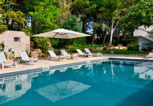 La piscina con la scala romana e la vasca idromassaggio interna - Villa Giari