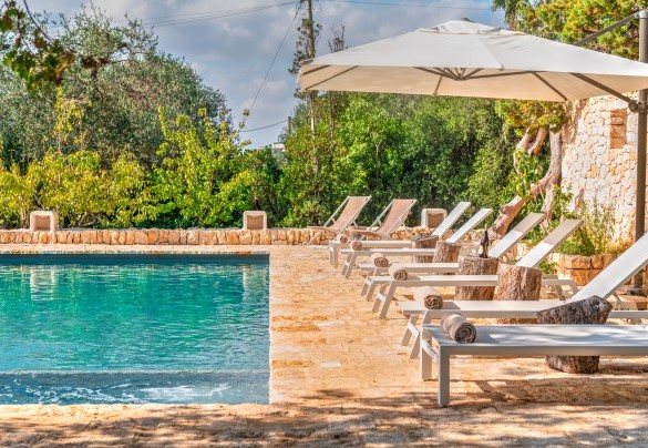Le sdraio a bordo piscina - Villa Giari
