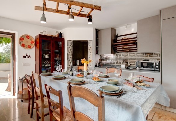 Il tavolo da pranzo collegato alla living - Villa Giari