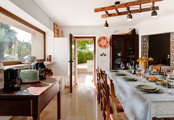 Il tavolo da pranzo con finestra che si affaccia all’esterno - Villa Giari