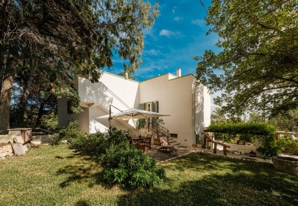 Il patio esterno che si affaccia sul retro della villa - Villa Giari