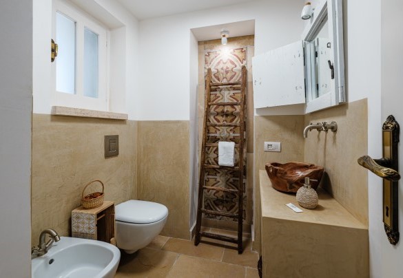 Il bagno di servizio a piano terra collegato alla living - Villa Giari