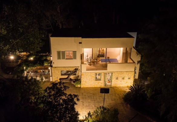 La facciata della villa in notturna - Villa Giari