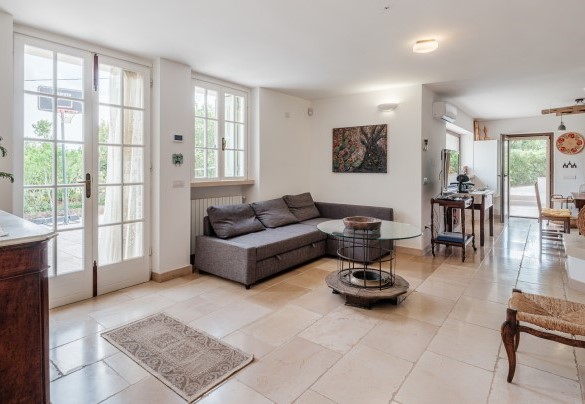 La living attrezzata con affaccio diretto all’esterno - Villa Giari