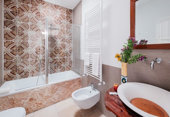 Il bagno con vasca n.2 al piano superiore - Villa Giari