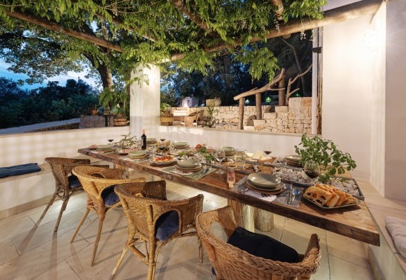 Il pergolato all'uscita ed il tavolo con sedie per cene all'aperto - Villa Giari