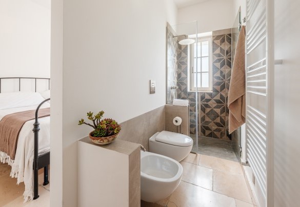 Il bagno ensuite con doccia n.1 al piano superiore - Villa Giari