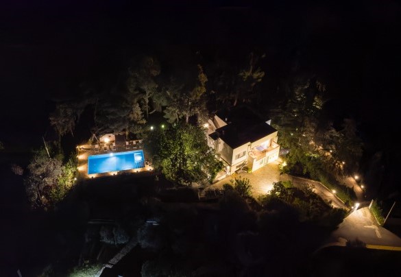 Veduta aerea di tutta proprietà in notturna - Villa Giari