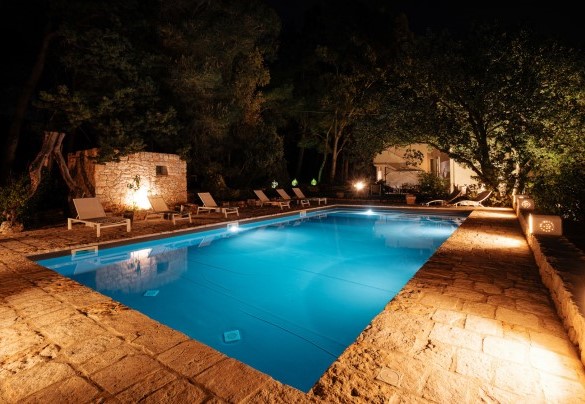 La piscina rettangolare illuminata in notturna - Villa Giari