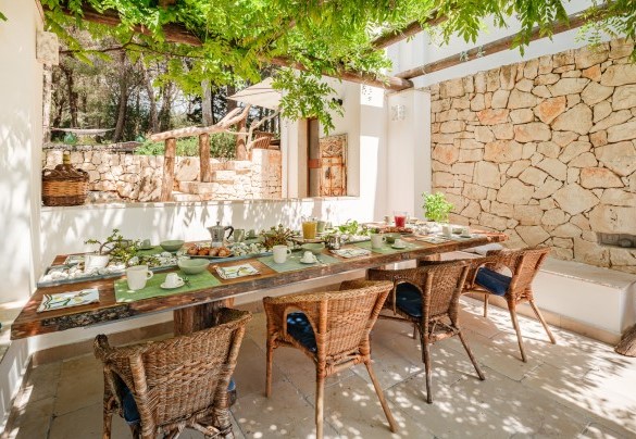 Momenti di convivialità sotto il pergolato - Villa Giari
