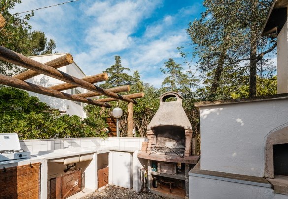 La cucina all’aperto con forno a legna e barbecue - Villa Giari