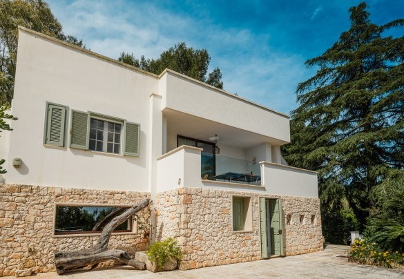 La villa è disposta su due livelli ognuno dei quali ha accesso diretto all’esterno - Villa Giari