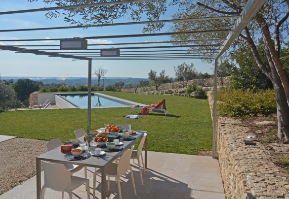 Outdoor pergola and dining area – Villa Gilda