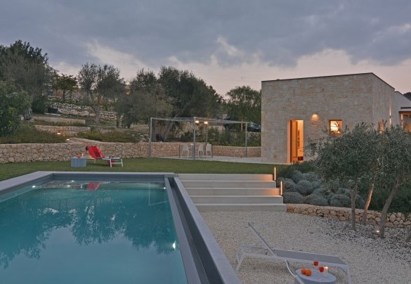 Evening pool area – Villa Gilda