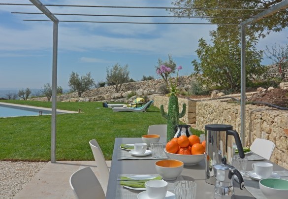 Outdoor dining area – Villa Gilda