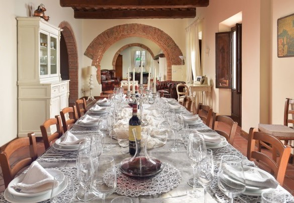 The large room with the elegant table in the foreground – Villa Ginestraio