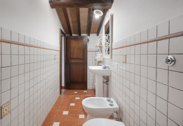 Bathroom n.6 with shower, en-suite to the bedroom n. 5 – Villa Ginestraio