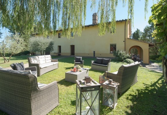 The outdoor living area set on the green lawn – Villa Ginestraio