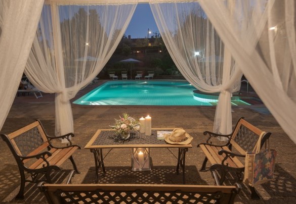 Gazebo equipped for unforgettable evenings – Villa Ginestraio