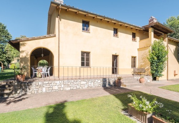View of the country house with furnished porch with table – Villa Ginestraio