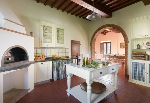 The spacious kitchen connecting with the dining room – Villa Ginestraio